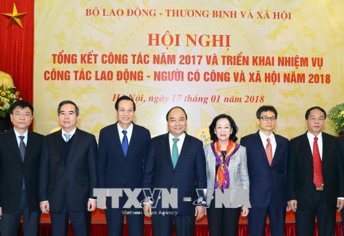 Thủ tướng Nguyễn Xuân Phúc: Cần chuyển mạnh từ 'cấp kinh phí sang đặt hàng đào tạo nghề' ảnh 2